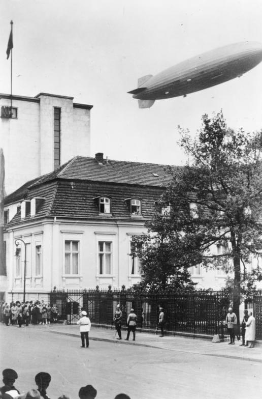 Zeppelin über einer Stadt
